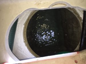 Cleaning the hull's built-in freshwater tank via the inspection hole