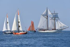 This schooner had a lot of fans onboard but her sails gave me a big lull at the start
